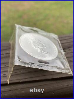 1993 $5 CANADA SILVER MAPLE LEAF Actual image of coin in original unopened pack