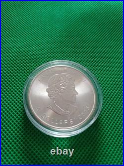 262. Canadian Maple 2016 Uncirculated Fine Silver 1oz Coin In Capsule 262. Canadian Maple 2016 Uncirculated Fine Silver 1oz Coin In Capsule