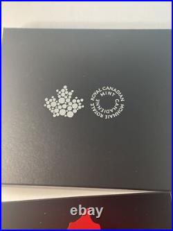 Canada $20 2015 Maple Leaf Fine Silver Coin In Maple Leaf Display Case Canada $20 2015 Maple Leaf Fine Silver Coin In Maple Leaf Display Case